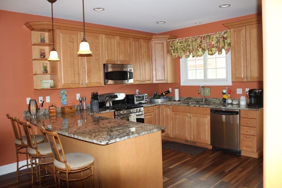 3 Counter Seats at Kitchen Counter