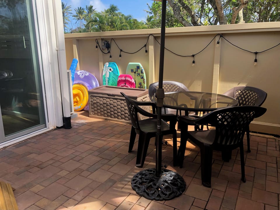 Front Patio Lanai outside dining,  boogie boards & Beach chairs