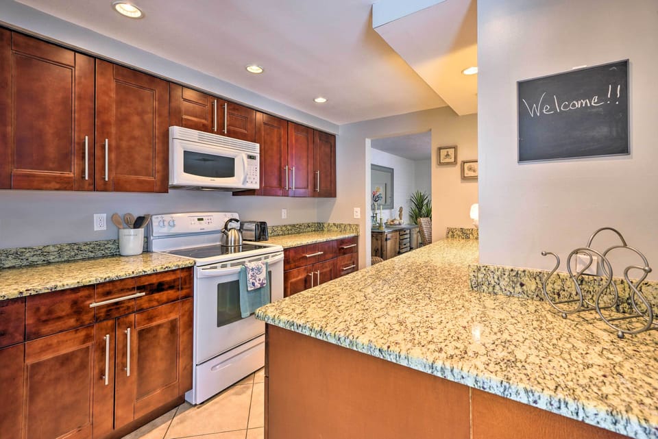 Upgraded, full-stocked Kitchen
