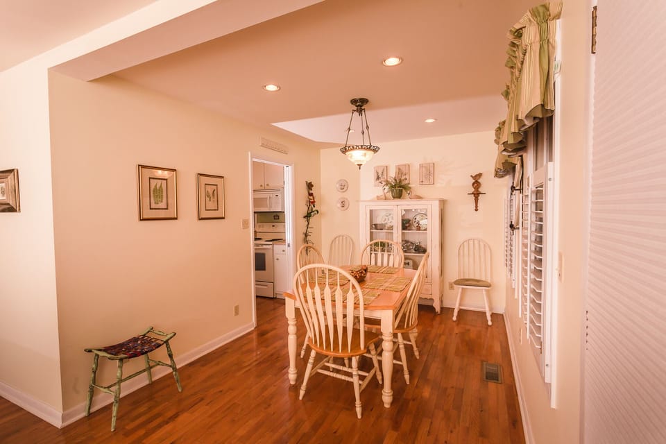Dining room with seating for 6 off of LR and Kitchen.