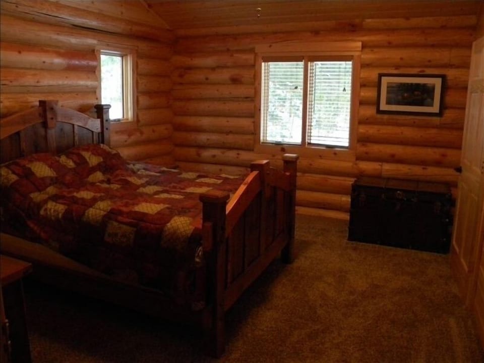 Master w rustic barn wood furniture & full bath with whirlpool/jet tub,lake