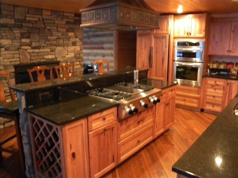 Upscale Kit features gas cook top w griddle& double convection oven/microwav