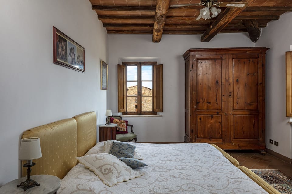 Bedroom 2 (double bed, can be made into two single)