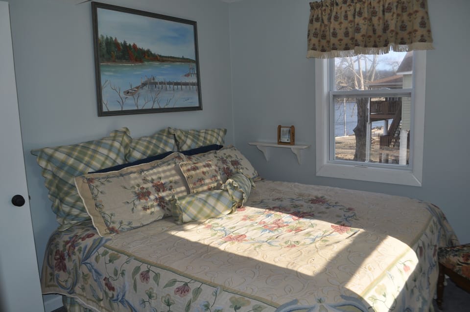 Comfy King size bed with river view! Watch the sunrise over Illinois bluffs!