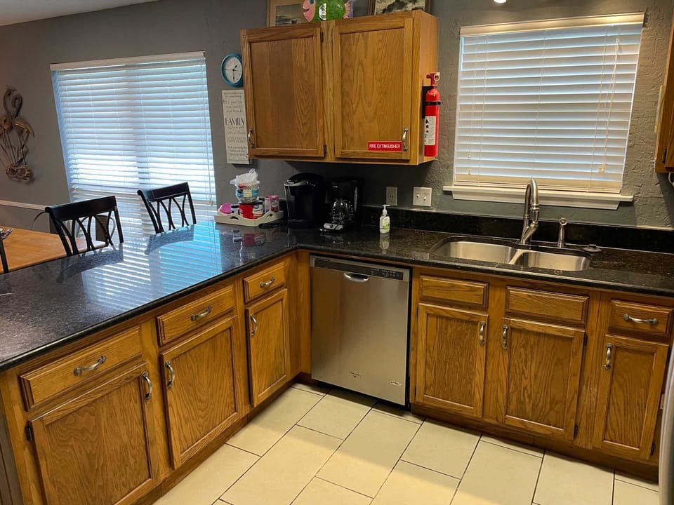 Fully equipped kitchen with granite counter