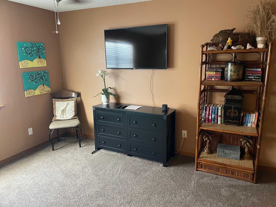 Upstairs twin bedroom 50" Smart TV w/game hookup