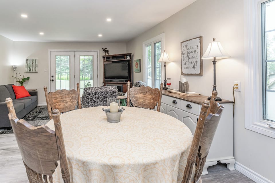 Round dining table for 4-6 people