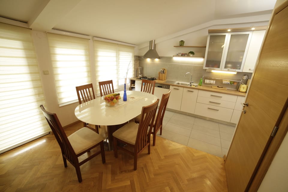 Deluxe Apartment | In-room dining