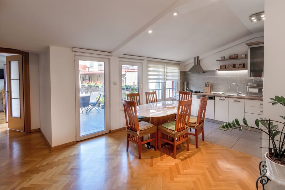 Deluxe Apartment | Private kitchen | Full-size fridge, microwave, oven, stovetop
