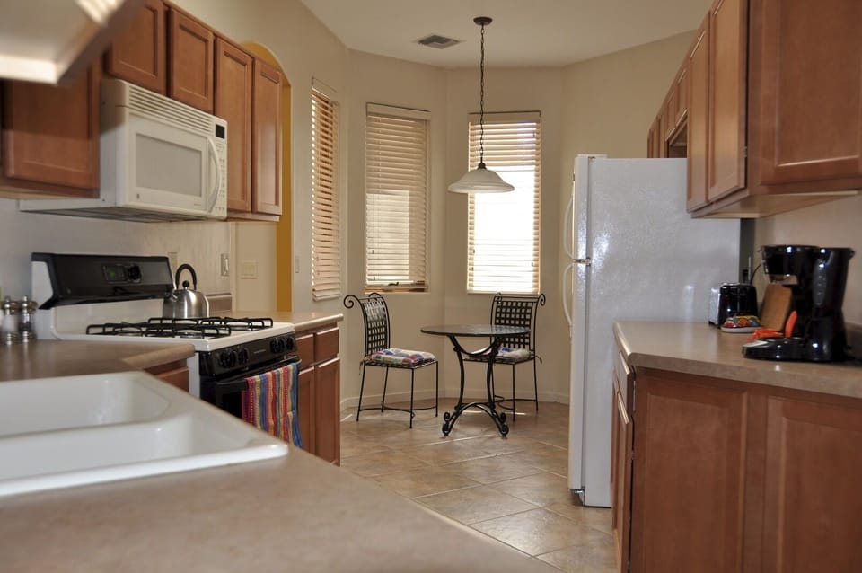 Kitchen through to breakfast table