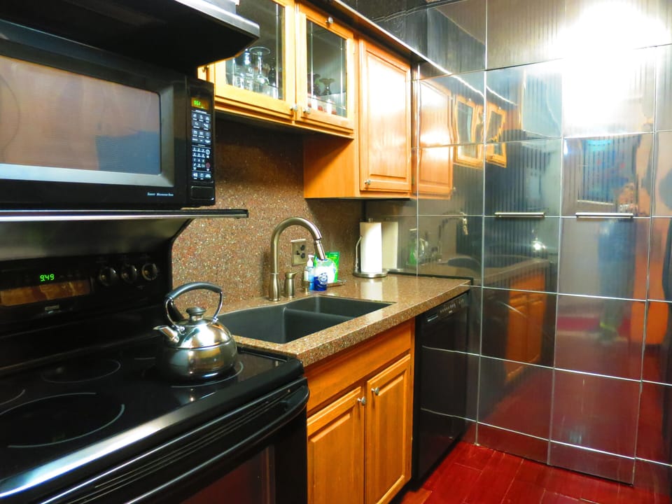 Full kitchen with all appliances and dishwasher. 