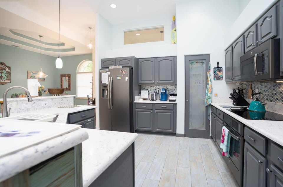 Fully equipped modern kitchen.