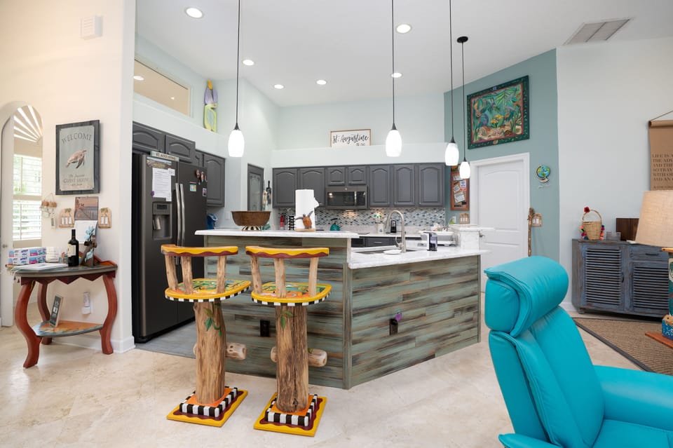 A welcoming space for cooking and socializing.