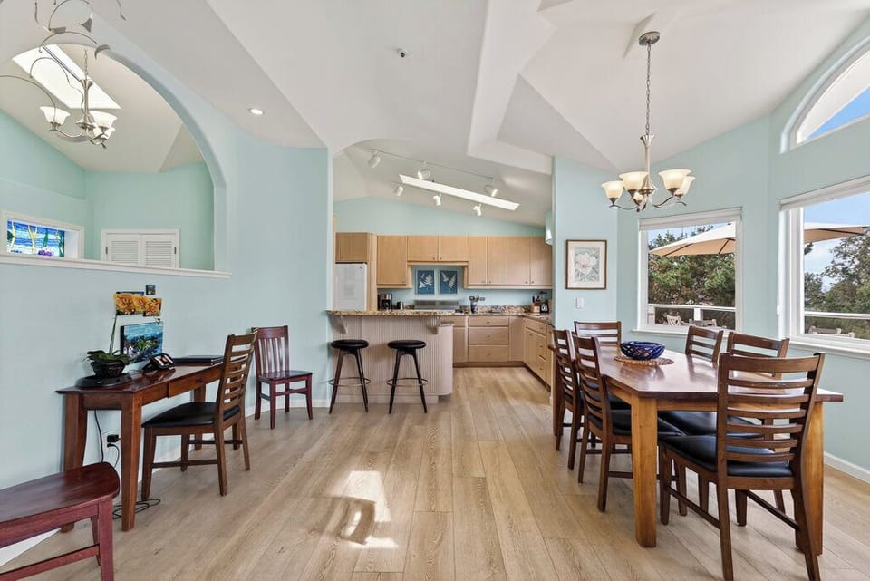 Dining area facing the kitchen