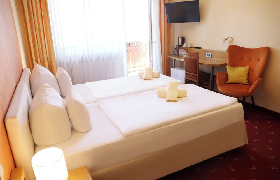 Double Room, Non Smoking | In-room safe, desk, free WiFi, bed sheets