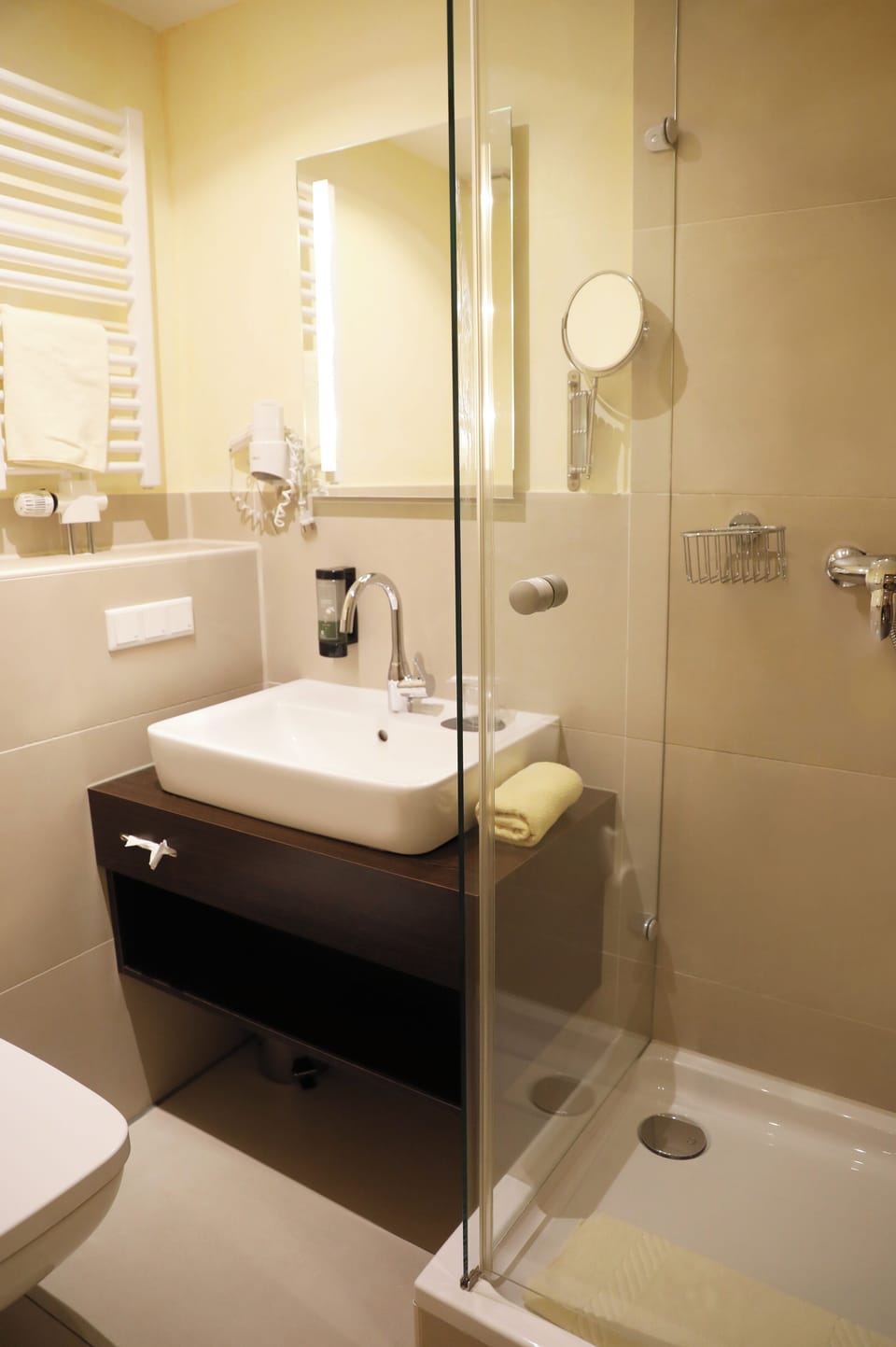 Single Room, Non Smoking | Bathroom | Free toiletries, hair dryer, bathrobes, slippers