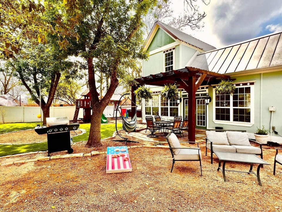 Pecan Cottage backyard- Propane grill, corn hole, sitting area, ring toss