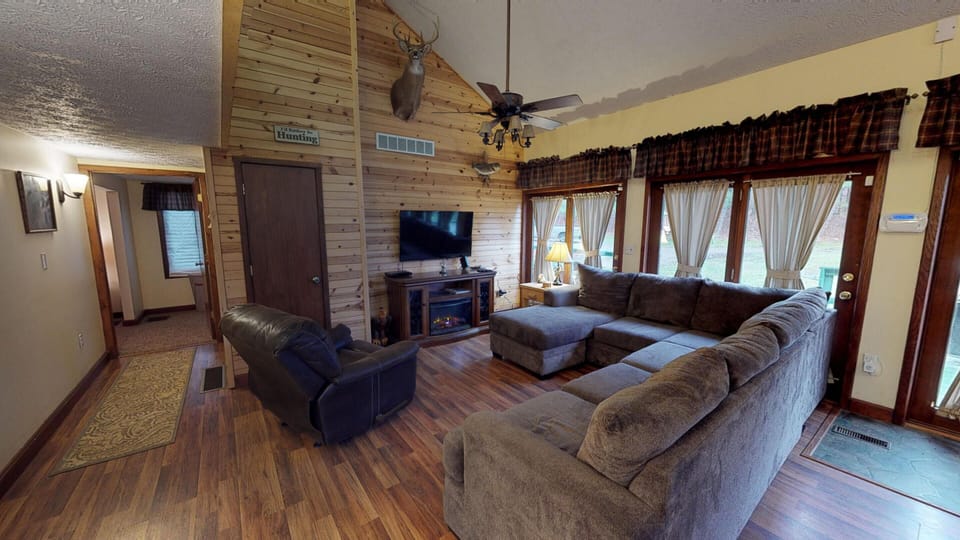 Relax in the spacious living room after exploring the Hocking Hills and Wayne National Forest area