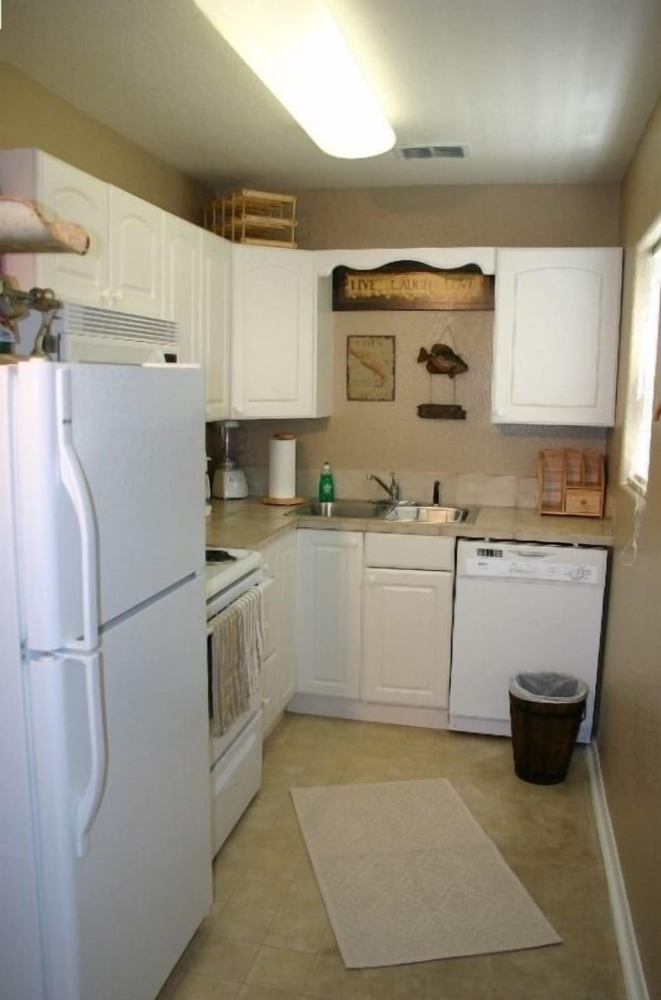 'Fin & Feathers' ~ has a full kitchen