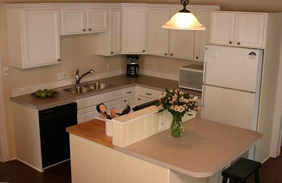 Large, fully-appointed kitchen