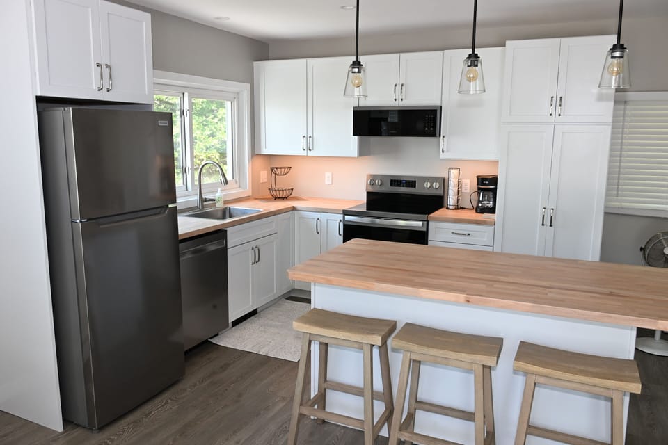The kitchen. All new appliances and counter tops.
This kitchen is equipped.