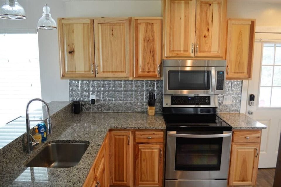 Fully equipped kitchen, perfect for preparing meals and snacks