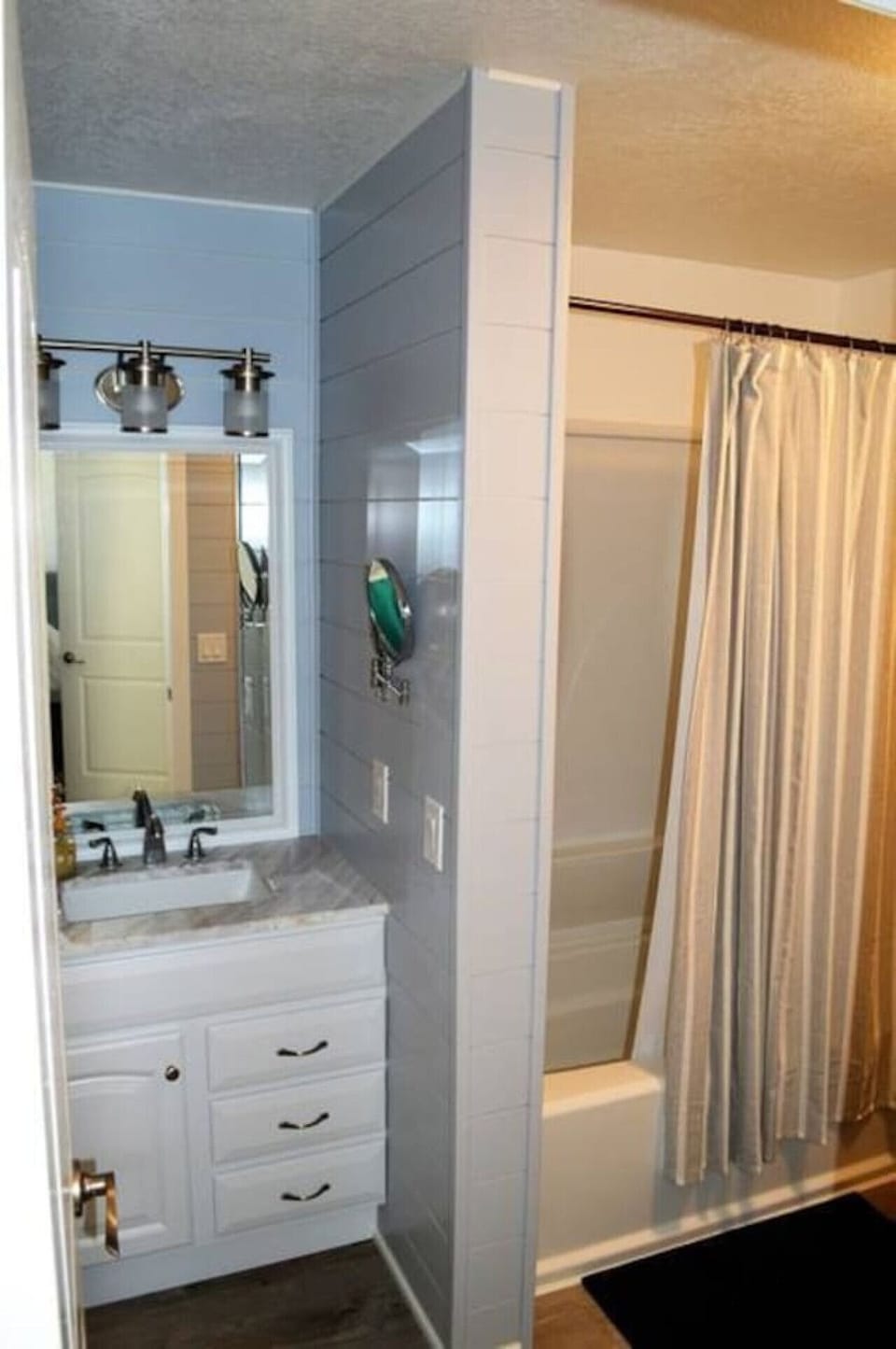 Complete full bathroom