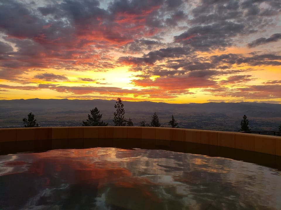 Dawn in the cedar tub 