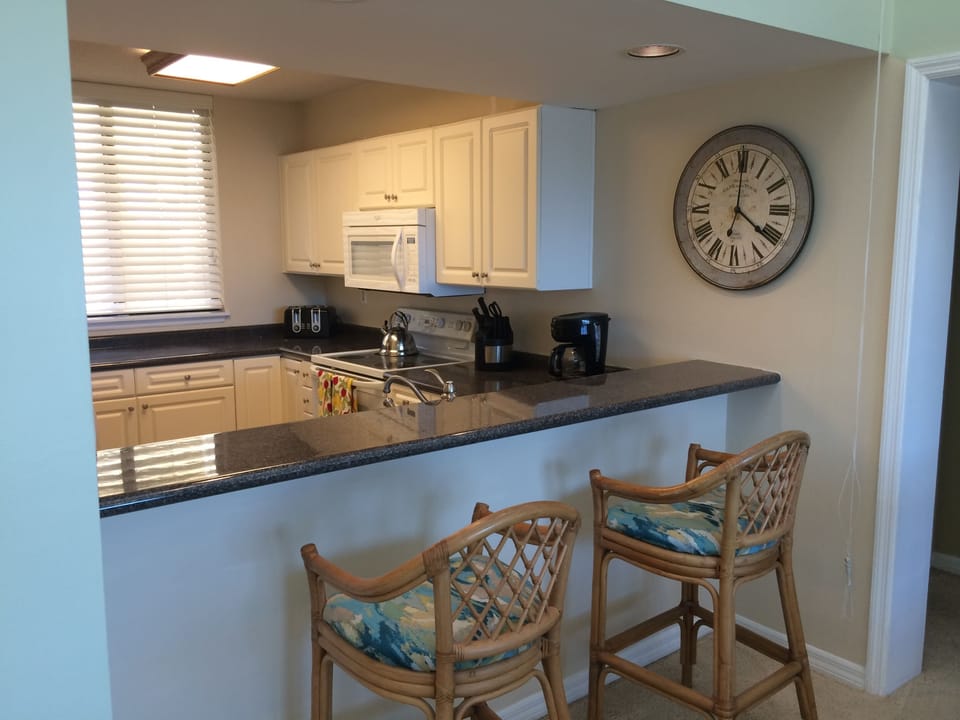 Kitchen and Breakfast Bar