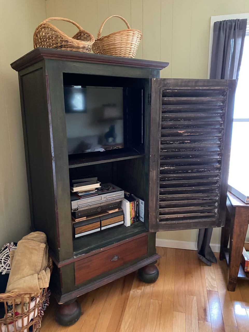 Only see electronics if you want.  Rustic or all modern electronics: TV & WiFi. 