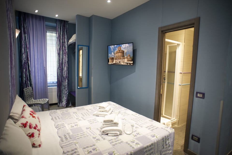 Deluxe Double or Twin Room, Non Smoking | Minibar, in-room safe, desk, soundproofing