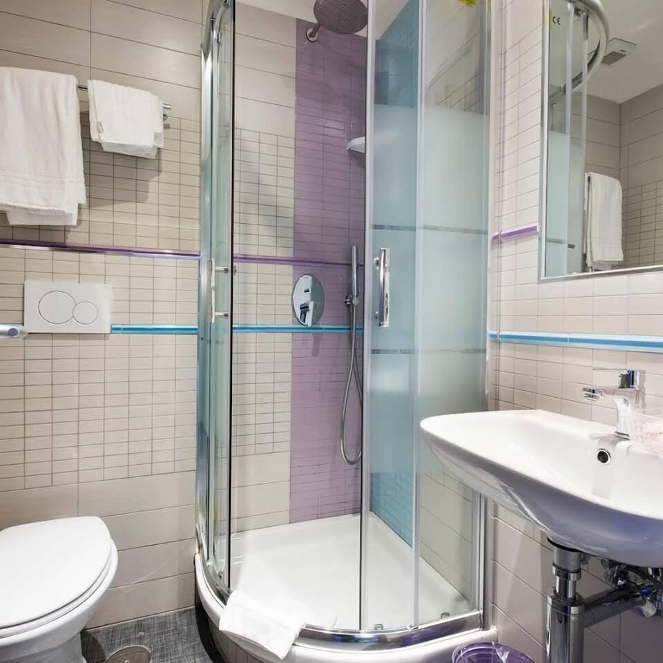 Shower, rainfall showerhead, free toiletries, hair dryer