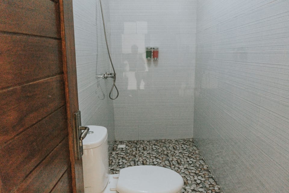 Shower, free toiletries, towels