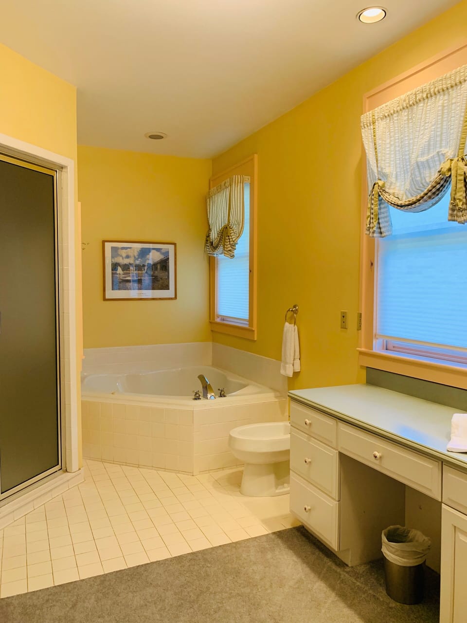 1st flr king bedroom ensuite, 2 sinks, jetted tub, steam shower,  2 toilet clos 