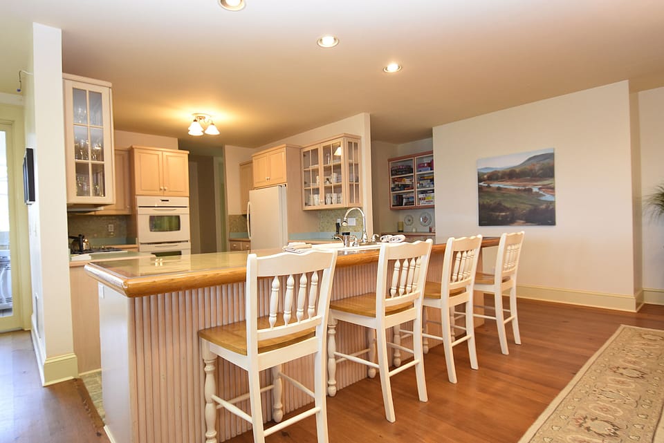 Wide breakfast bar