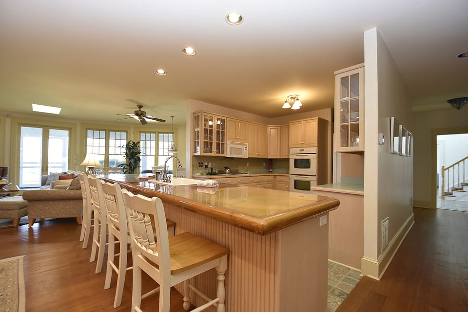 fully equipped kitchen with double dishwasher, new gas cooktop and double ovens 