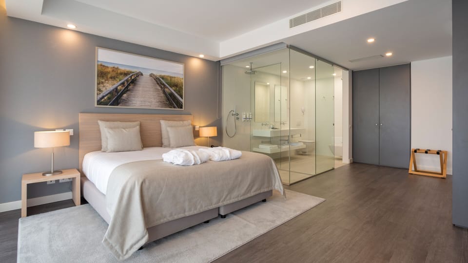 Panoramic Suite, Partial Sea View, 1 bedroom - Offer of 1 Introduction Session to Wellness | Minibar, in-room safe, desk, soundproofing