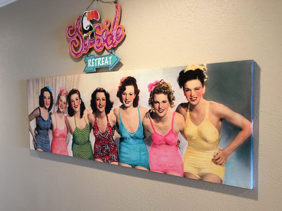 Bright hallway as you come in, a reminder of Myrtle Beach in the 50's!!!
