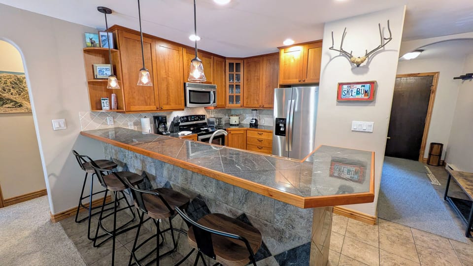 Beaver Creek West Condo J-2 Kitchen with breakfast bar