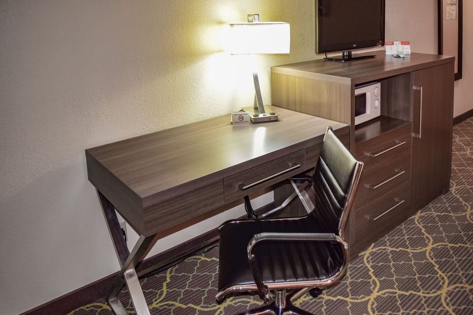 Desk, soundproofing, iron/ironing board, free WiFi