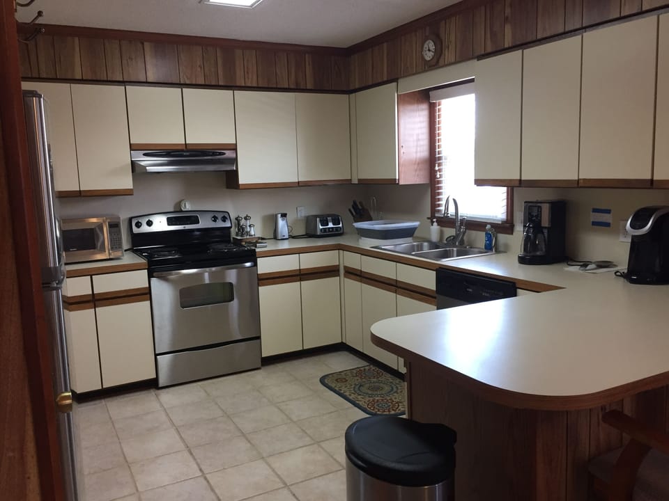 Fully equipped kitchen, stainless steel, small appliances -Keurig/air-fryer etc