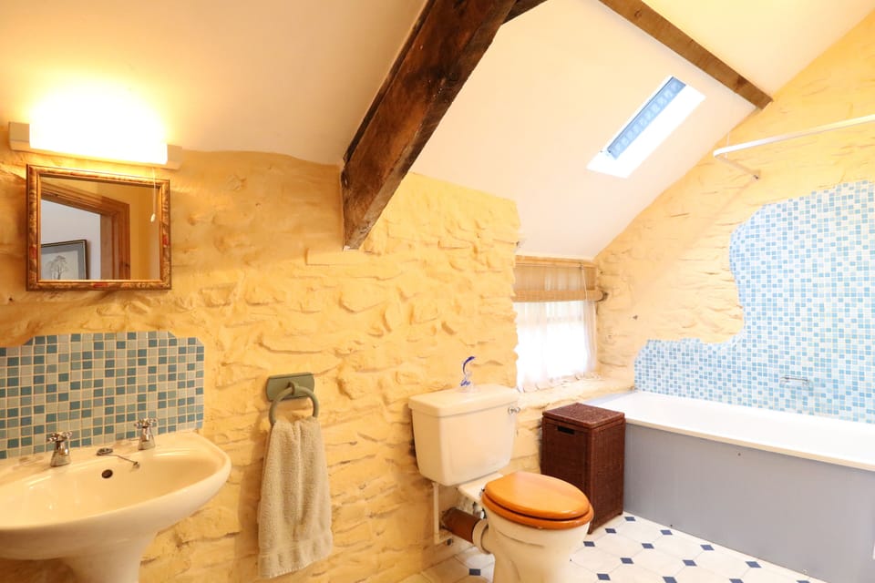 The bathroom, with a thermostatic shower over the bath tub.