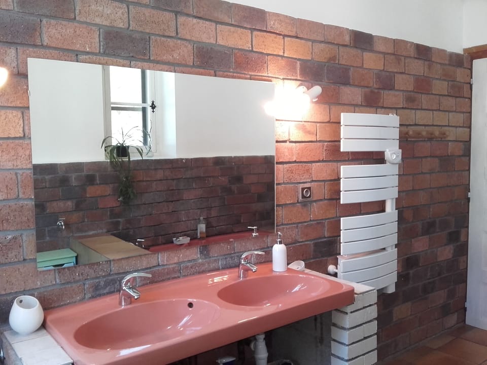 Bathtub, free toiletries, hair dryer, towels