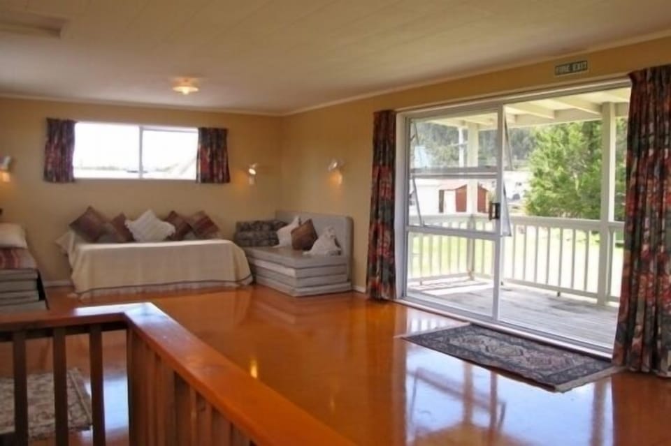 Upstairs Lounge 