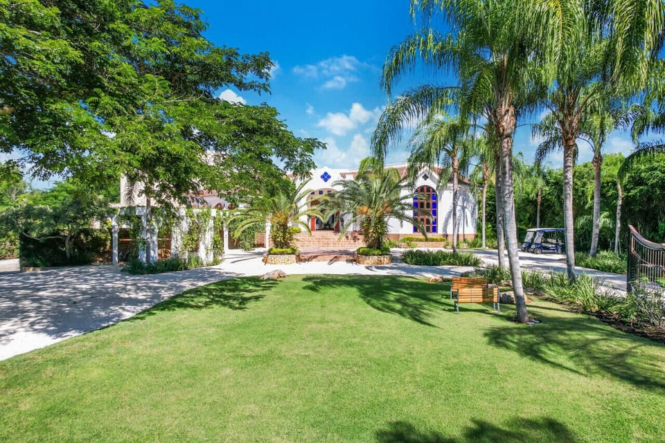 Villa de Los Sueños: view of the front yard and driveway