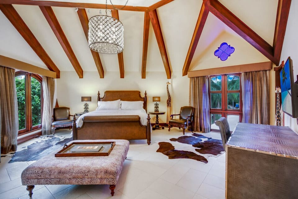 Villa de Los Sueños: 5th bedroom (2nd primary) with King bed, desk, and TV