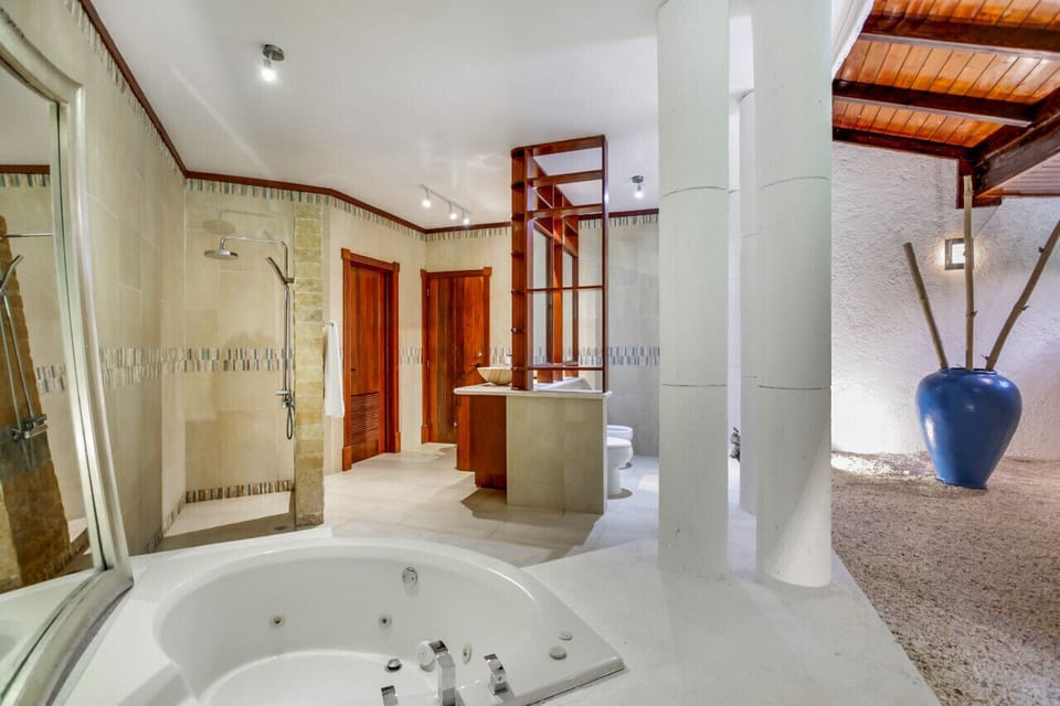 Villa de Los Sueños: ensuite bathroom with shower and tub (primary bedroom)