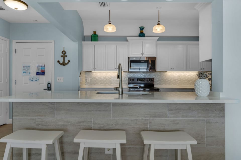 Seating for 3 at breakfast bar