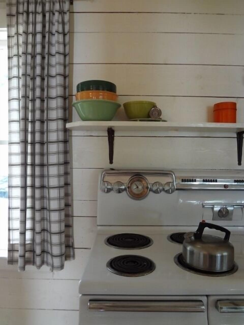 Kitchen, retro cabin décor!