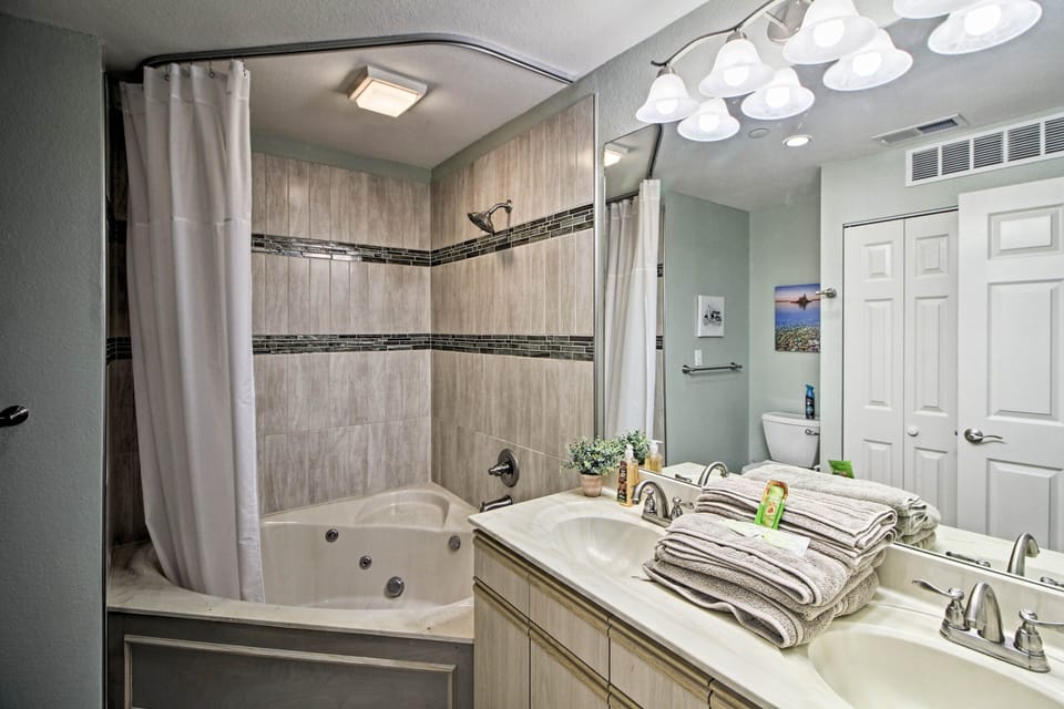 Full Bathroom | Hair Dryer | Garden Tub